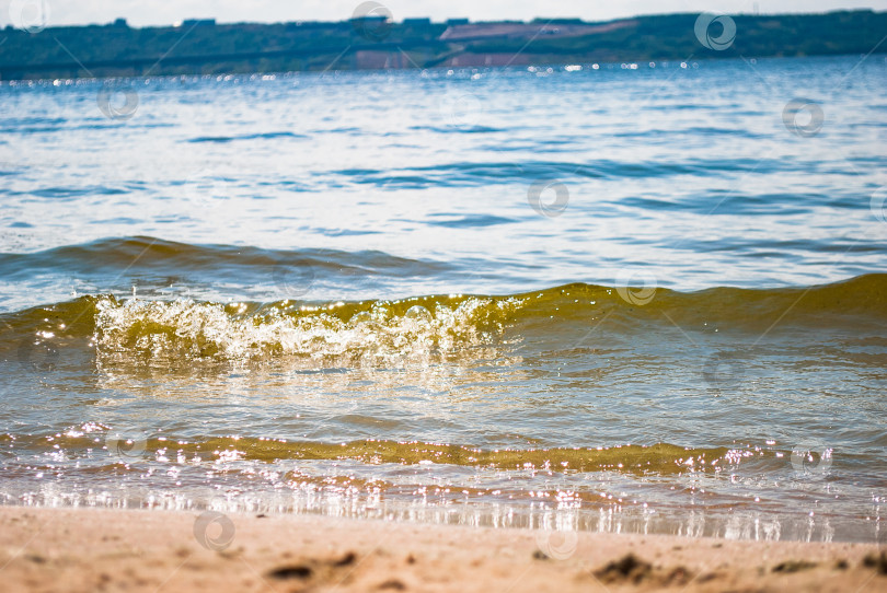 Скачать Сверкающие серебряные волны на песке. Фон летнего пляжа с пространством для текста фотосток Ozero