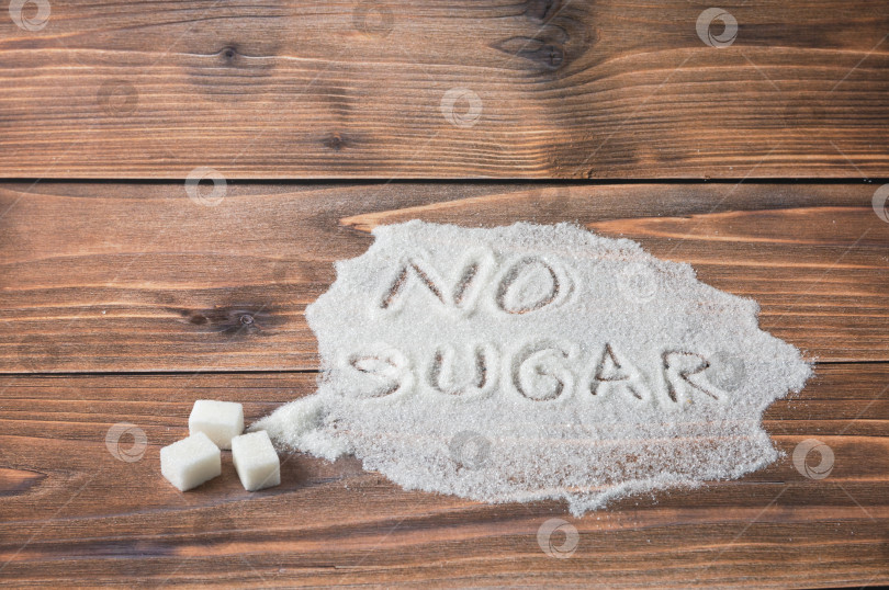 Скачать На коричневом фоне изображена горка белого сахара с надписью - без сахара. Концепция снижения потребления сахара фотосток Ozero