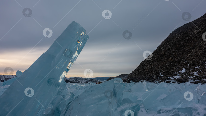 Скачать Большая бирюзовая льдина на фоне вечернего неба. Байкал фотосток Ozero