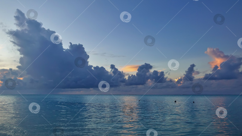 Скачать Утро на Мальдивах. В лазурном небе плывут голубые и розовые облака. фотосток Ozero