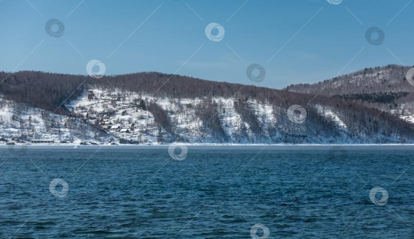 Скачать Незамерзающая река Ангара. Рябь на голубой воде.  Ясное небо, солнечный зимний день. фотосток Ozero