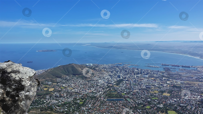 Скачать Вид на Кейптаун и Атлантический океан с вершины Столовой горы. фотосток Ozero