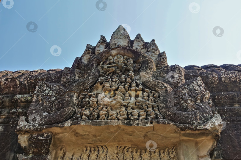 Скачать Детали архитектуры древнего храма Ангкор на фоне неба. фотосток Ozero