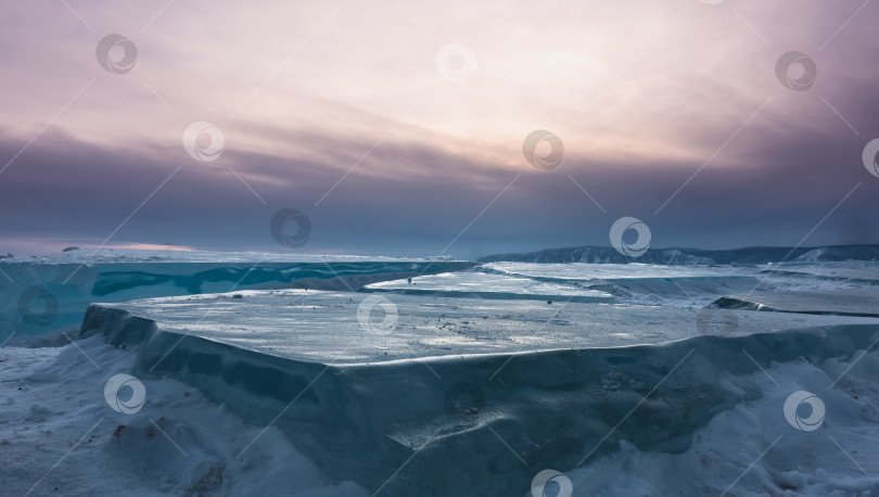 Скачать Плоские гладкие льдины на поверхности замерзшего озера. Крупный план. фотосток Ozero