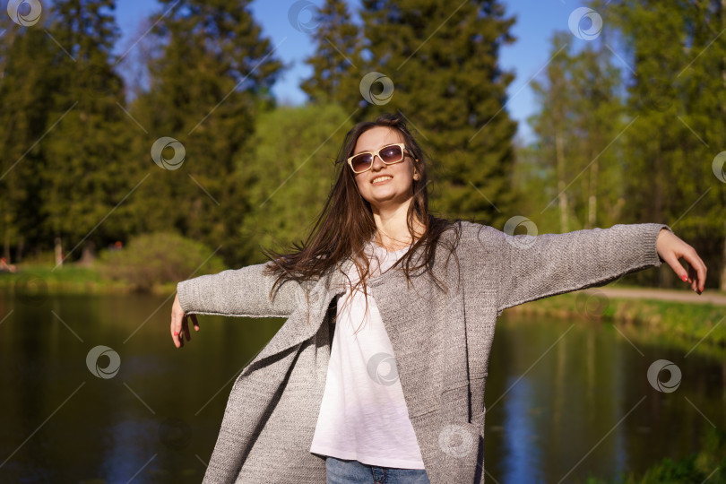 Скачать девушка позирует с руками в солнцезащитных очках, разводит руки в стороны фотосток Ozero