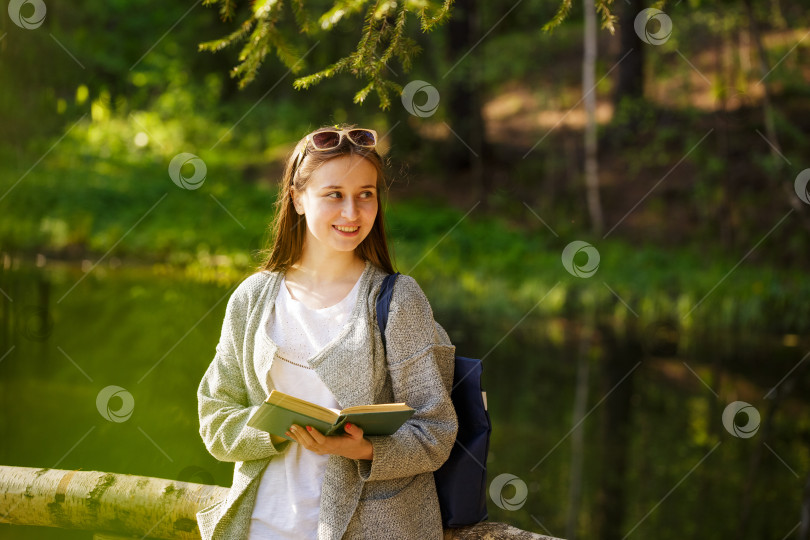 Скачать женщина читает книгу в парке фотосток Ozero