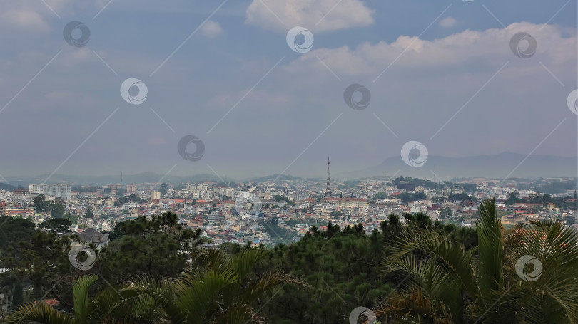 Скачать Панорама альпийского города Далат. В долине, окруженной горами, видны городские дома. фотосток Ozero