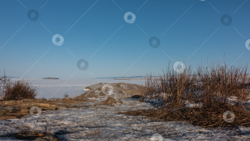 Скачать Зимний пейзаж. Мыс вдается в замерзшее озеро. фотосток Ozero