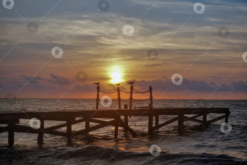 Скачать Рассвет над Карибским морем. Солнце пробивается сквозь облака. фотосток Ozero