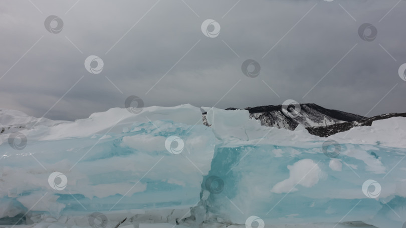 Скачать Льдины крупным планом на фоне облачного неба. В деталях. фотосток Ozero