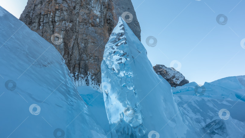 Скачать Голубые ледяные торосы крупным планом. Острые края, блестящая поверхность. фотосток Ozero