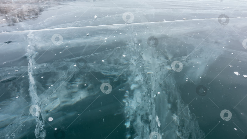 Скачать Поверхность льда крупным планом, детализированная. Глубокие пересекающиеся трещины, замерзшие пузыри фотосток Ozero