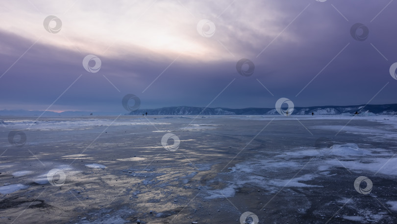 Скачать Сумерки над замерзшим озером. На льду - отблески заходящего солнца.  Байкал фотосток Ozero