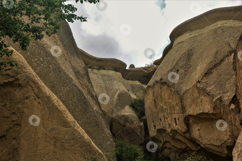 Скачать Удивительные скалы Каппадокии на фоне неба. фотосток Ozero