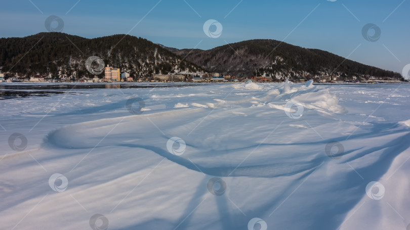 Скачать Замерзшее озеро покрыто снегом. Тени на рельефе сугробов. фотосток Ozero