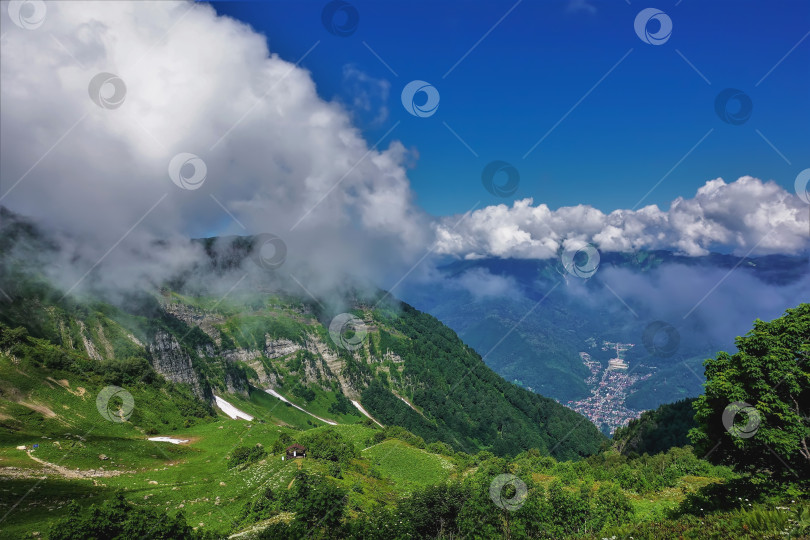 Скачать Альпийский пейзаж летом. В долине есть зеленая растительность, участки со снегом. фотосток Ozero