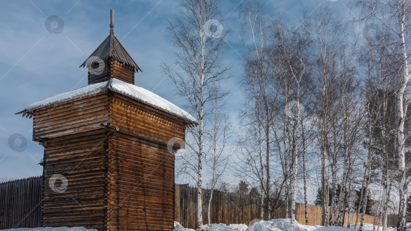 Скачать Старая сторожевая башня у городской стены была построена из натуральных некрашеных бревен фотосток Ozero