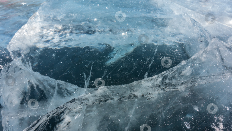 Скачать Голубой лед. Видны пересекающиеся трещины, уходящие вглубь фотосток Ozero