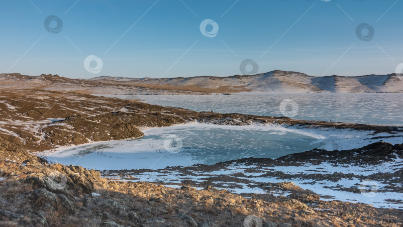 Скачать Маленькое замерзшее озеро в форме сердца. Рядом с Байкалом. фотосток Ozero