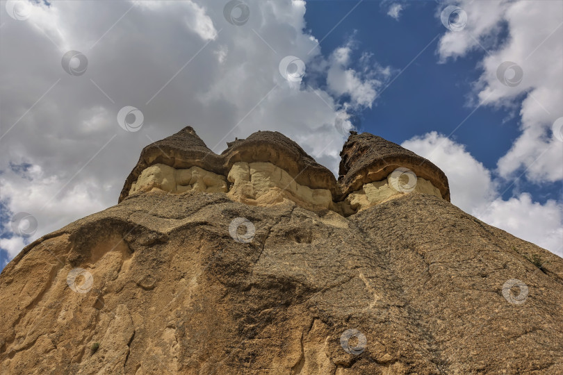 Скачать Удивительные грибовидные скалы Каппадокии на фоне голубого неба с кучевыми облаками. фотосток Ozero