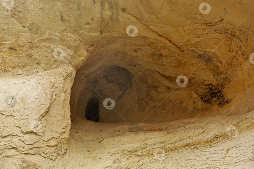 Скачать Пещера была высечена в скале из песчаника в Каппадокии. фотосток Ozero