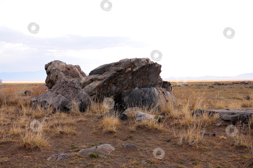 Скачать Остатки древнего каменного сооружения в осенней степи. фотосток Ozero