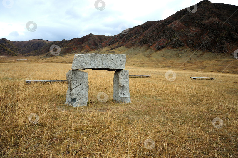 Скачать Древнее каменное ритуальное сооружение в осенней степи. фотосток Ozero