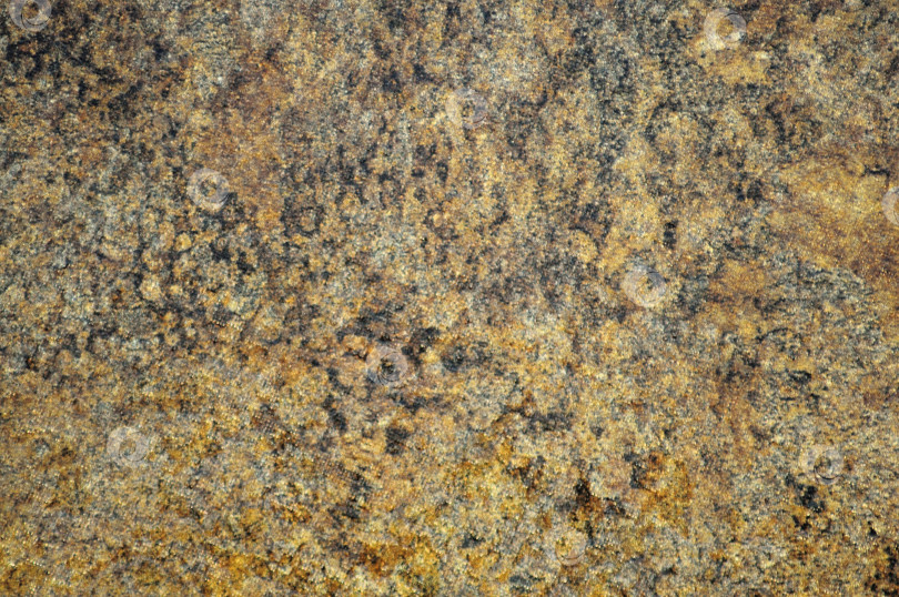 Скачать Золотистый мрамор, шероховатая поверхность натурального камня крупным планом. фотосток Ozero