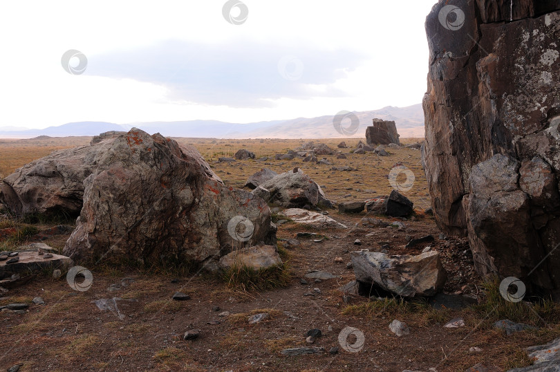 Скачать Руины доисторической обсерватории, лежащие в центре осенней степи. фотосток Ozero