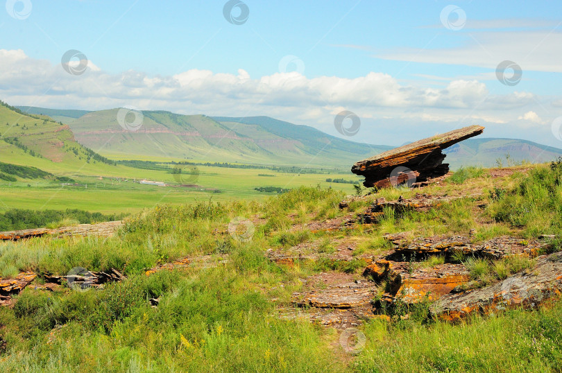 Скачать Древний плоский жертвенный камень на вершине священной горы. фотосток Ozero