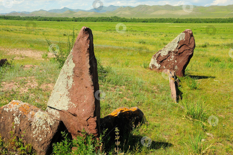 Скачать Каменные менгиры, остатки древнего захоронения в живописной долине. фотосток Ozero