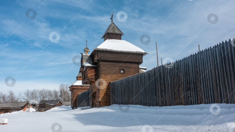 Скачать Старинная деревянная архитектура. По периметру городской стены расположены сторожевая башня и часовня фотосток Ozero