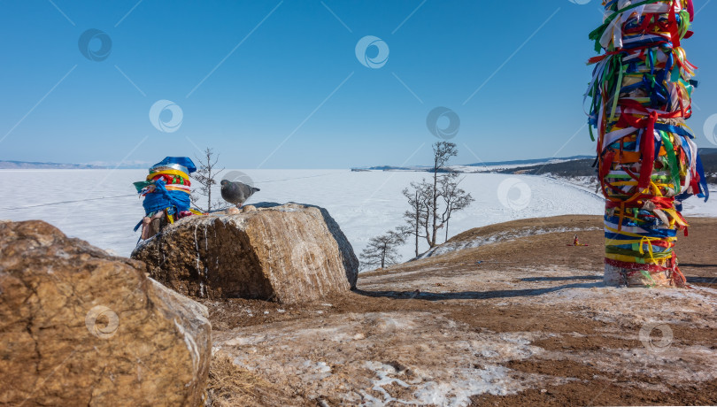 Скачать Ритуальное место на берегу замерзшего озера Байкал. фотосток Ozero