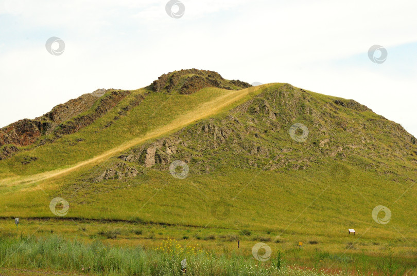 Скачать Пешеходная тропа на вершину высокого холма с ограждениями из натурального камня по краям. фотосток Ozero