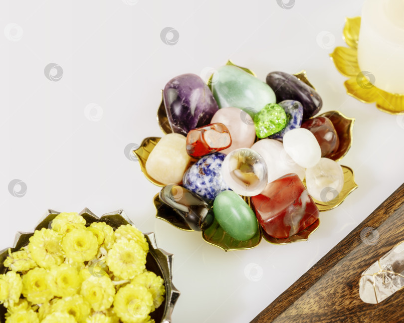 Скачать Набор кристаллов и драгоценных камней, свеча и сухие цветы на белом фоне фотосток Ozero