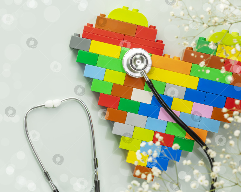 Скачать Разноцветные детские кирпичики в форме сердца со стетоскопом фотосток Ozero