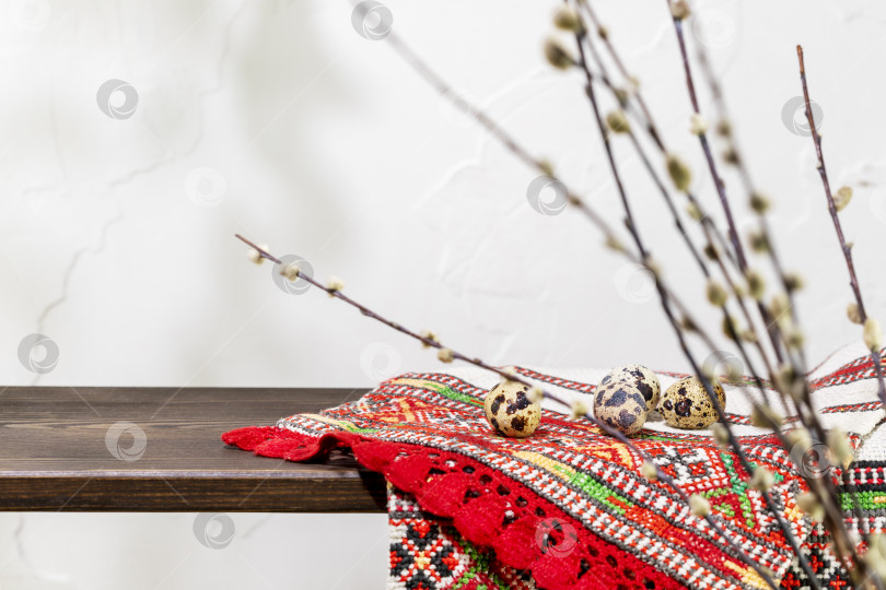 Скачать Яйца на салфетке с национальной украинской вышивкой крестиком на деревянной доске фотосток Ozero
