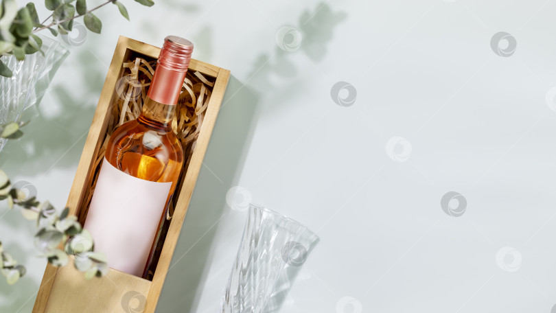 Скачать Бутылка натурального розового вина с бокалами на синем фоне с пространством для копирования фотосток Ozero