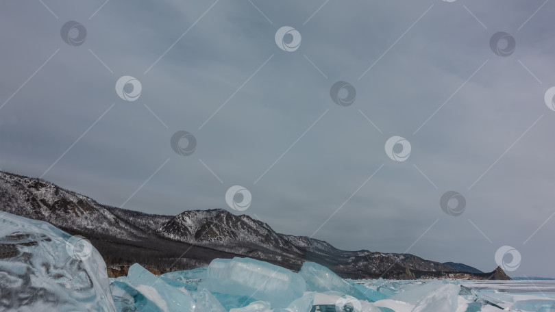 Скачать Глыбы бирюзового льда на замерзшем озере Байкал фотосток Ozero