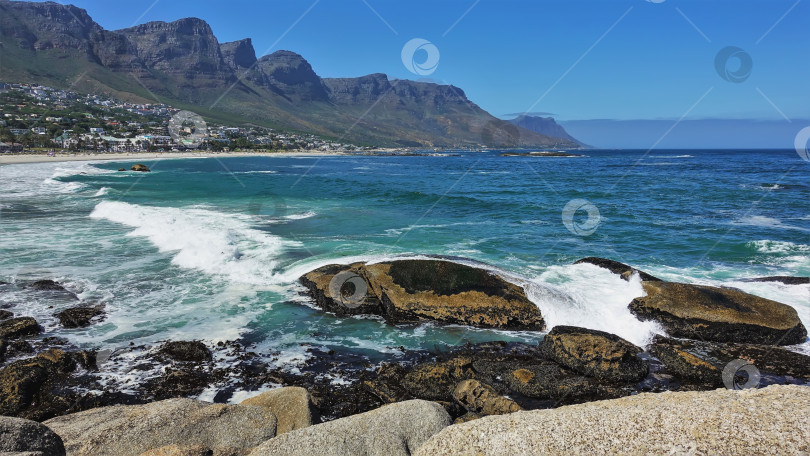 Скачать Пляж Кэмпс-Бэй на атлантическом побережье в Кейптауне. фотосток Ozero