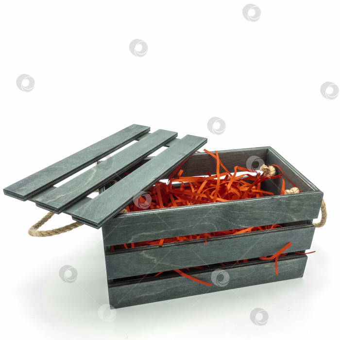 Скачать Черная деревянная коробка для упаковки подарков. Решетчатая крышка, веревочные ручки. фотосток Ozero