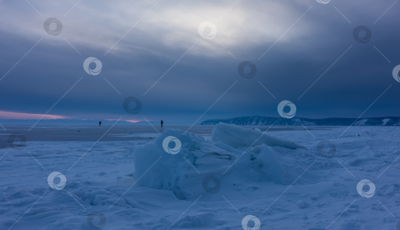 Скачать На бескрайнем замерзшем озере лежат сугробы и ледяные торосы. фотосток Ozero
