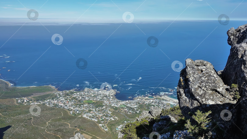 Скачать Вид на Атлантический океан с вершины Столовой горы в Кейптауне. фотосток Ozero