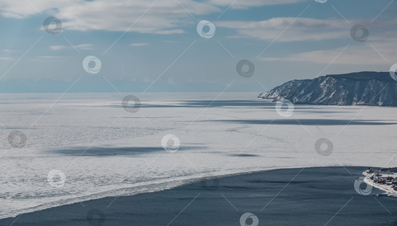 Скачать Существует четкая граница между белым льдом Байкала и голубой водой незамерзающей Ангары фотосток Ozero