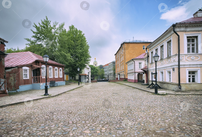 Скачать Крутицкое подворье. Вид центральной площади. Фактурная брусчатка. Крутицкое подворье; вид на центральную площадь. Фактурная брусчатка. фотосток Ozero