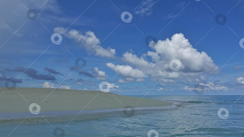 Скачать Спокойный бело-голубой пейзаж Мальдивских островов. Песчаный мыс вдается в бирюзовый океан. фотосток Ozero