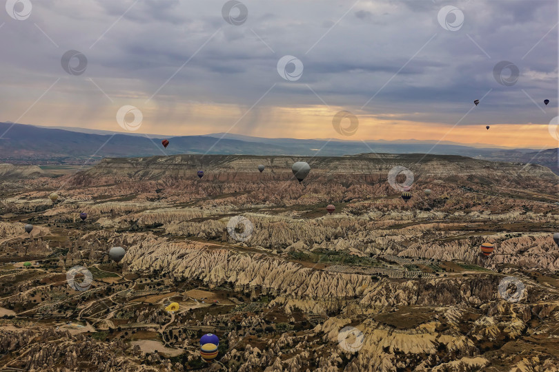 Скачать Разноцветные воздушные шары пролетают над Каппадокией на рассвете. фотосток Ozero