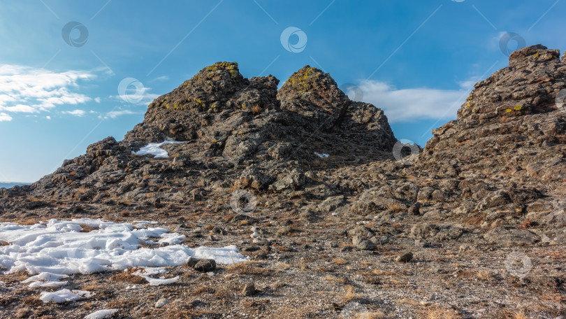 Скачать Гранитные скалы, лишенные растительности, на фоне голубого неба. фотосток Ozero