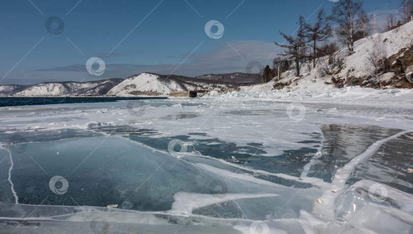 Скачать На льду глубокие трещины, немного снега. Сибирь. Ангара фотосток Ozero