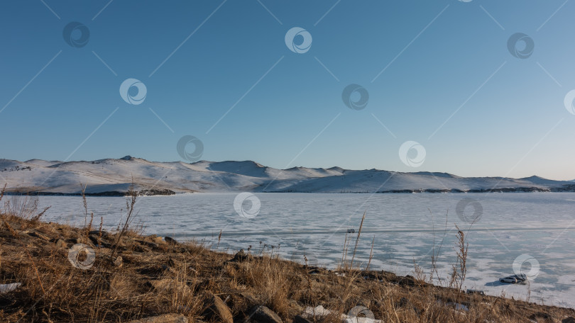 Скачать Зимний сибирский пейзаж. Снежные узоры на замерзшем озере. Байкал фотосток Ozero